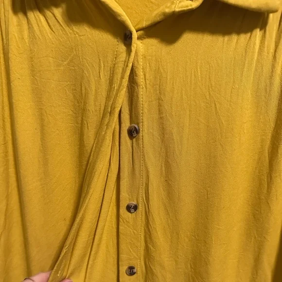 Rose + Olive Women’s Mustard Yellow Short Sleeve Button Down Blouse size Medium - Picture 2 of 5